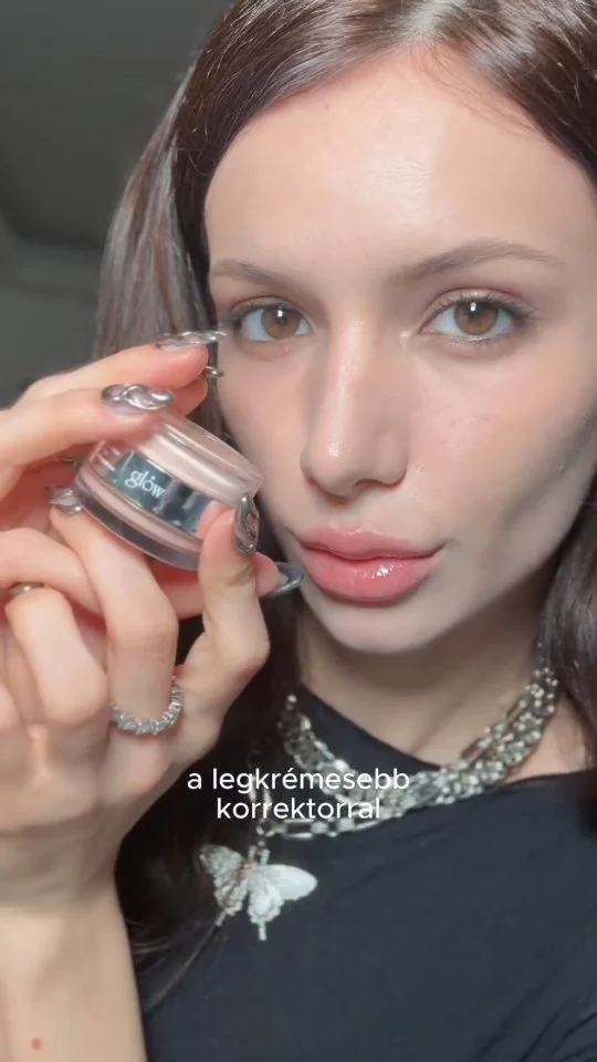Ez a korrektor krémes, könnyen eldolgozható formulájával gyönyörűen egybeolvad a bőrrel, nehéz vagy foltos hatás nélkül.🤍

✨Termék: @glowishere Not Dry Concealer

#skinguru24 #koreanskincare #koreanbeauty #glow #kpopmakeup