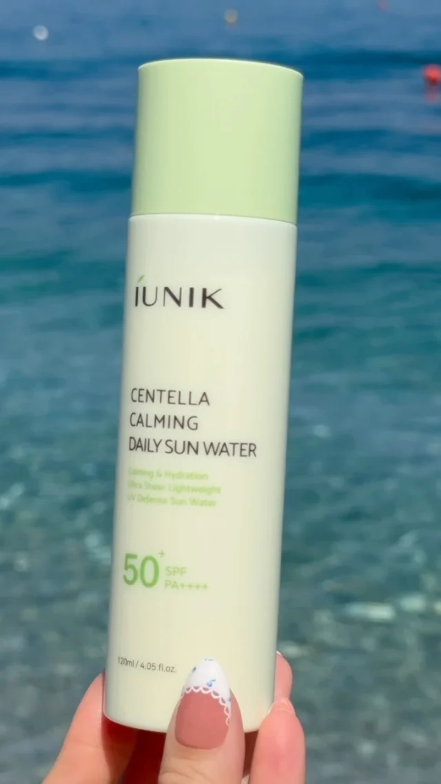 POV: Az SPF, amely ragyogó fényt ad a bőrödnek, tökéletesen működik smink alatt és szinte észrevehetetlen a bőrön.☀️🤍

@iunik_official Centella Calming Daily Sun Water SPF 50+ PA++++ 

#skinguru24 #koreanmakeup #koreanskincare #iunik #spf